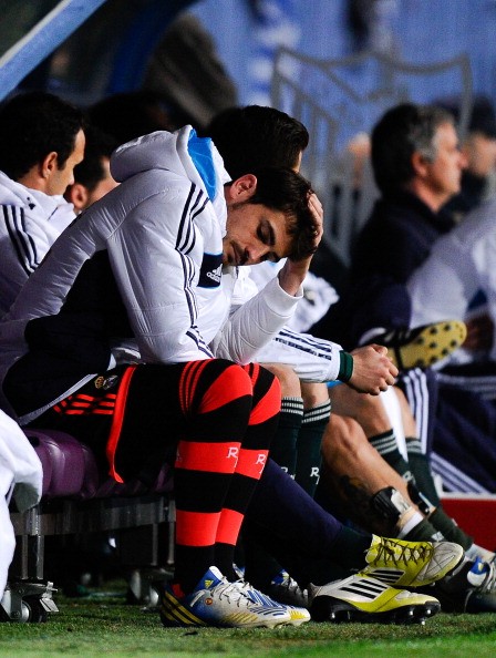 ‘Người đặc biệt’ đã có mối quan hệ ‘cơm chẳng lành, canh chẳng ngọt’ với Iker Casillas từ lâu và việc đẩy đội trưởng của Real lên băng ghế dự bị được cho là động thái trừng phạt thủ thành người Tây Ban Nha của Mourinho.